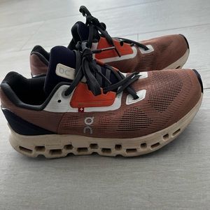 Cloudstratus On Cloud Sneakers